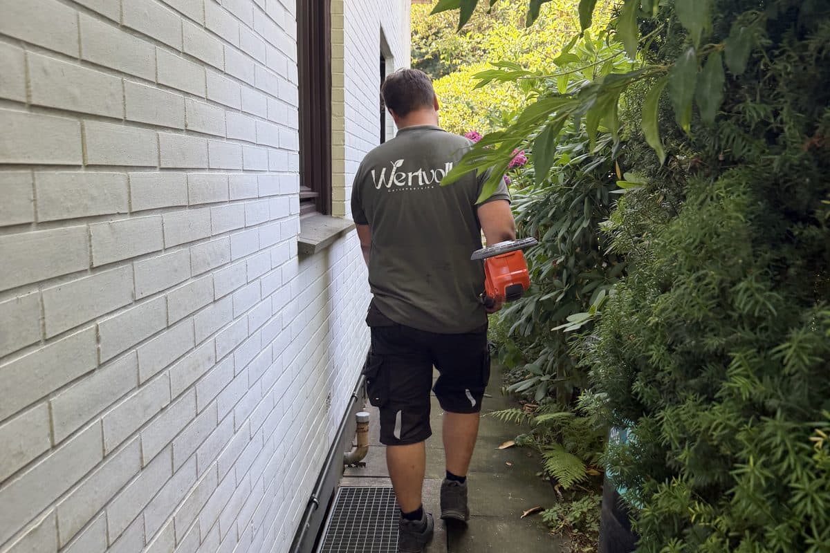 Arbeit im schmalen Durchgang am Haus