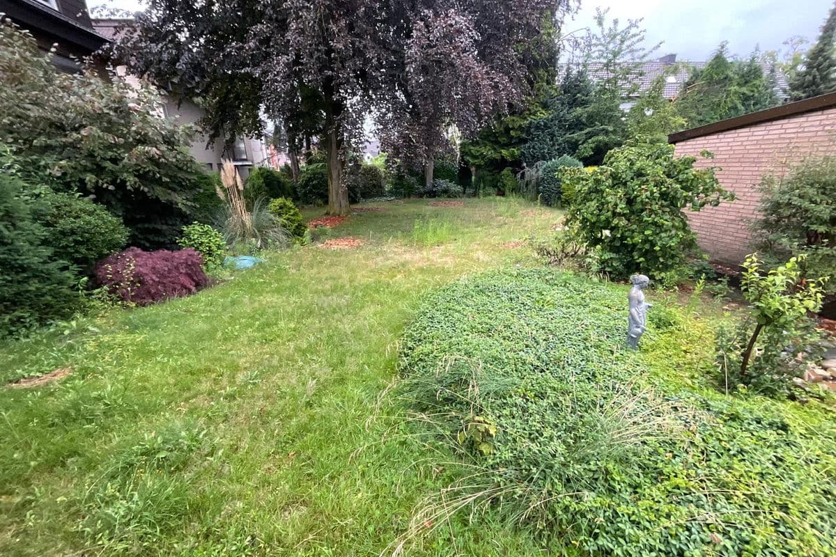 Großer Garten mit Baumbestand