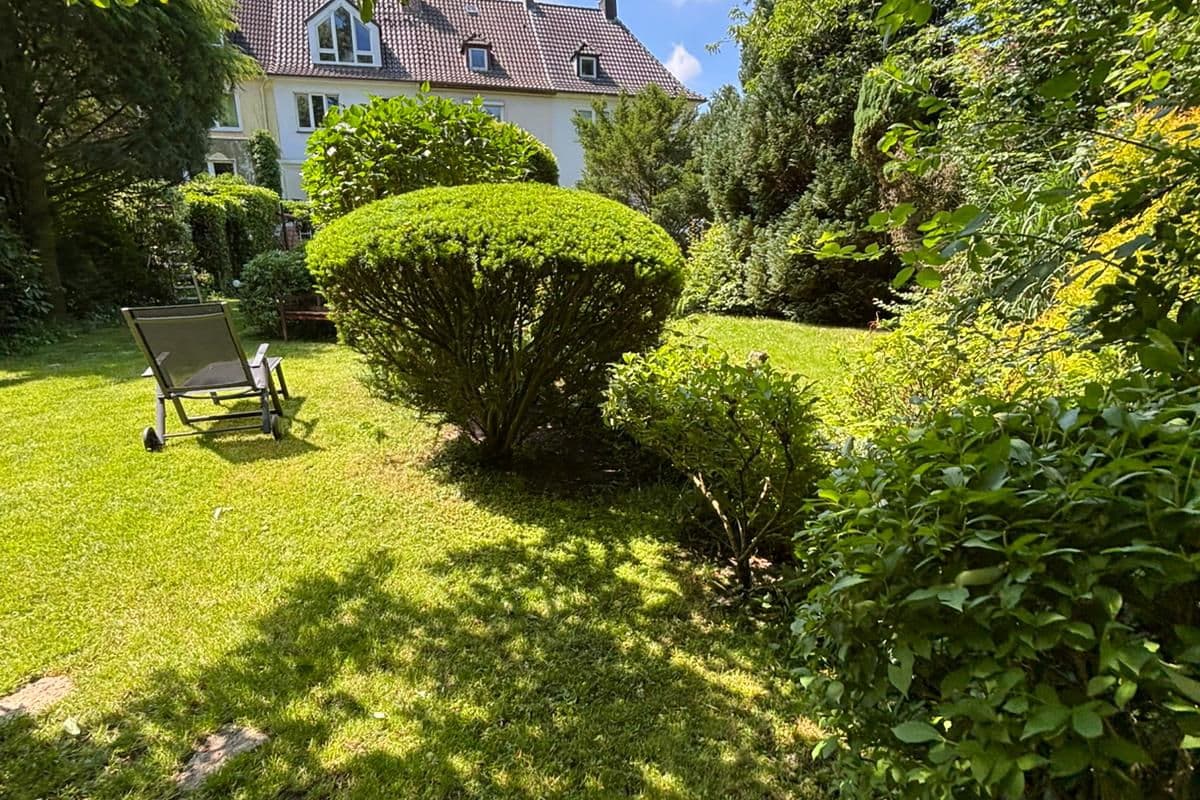 Garten mit Formschnitt und Rasen