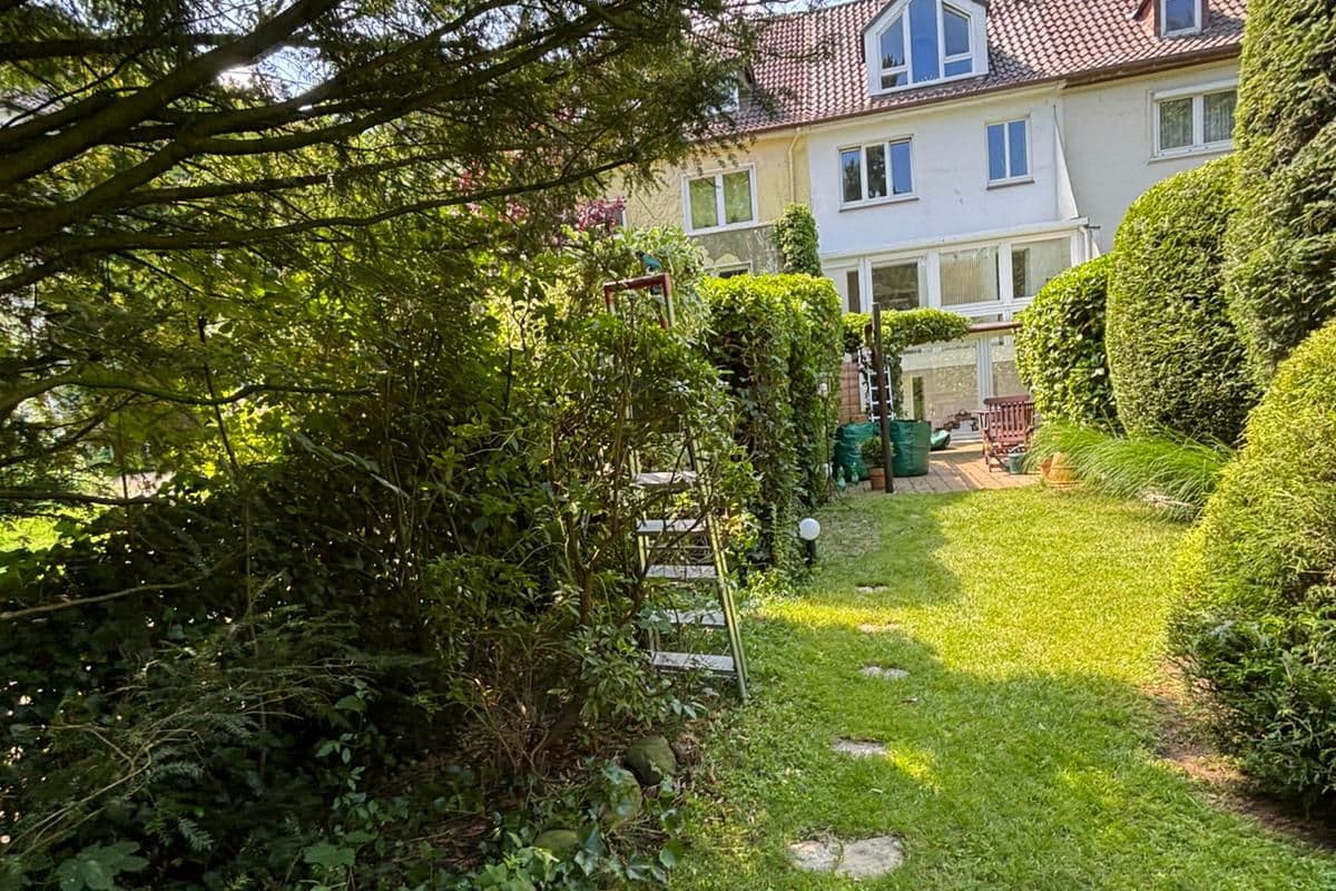 Garten mit Formgehölzen am Haus