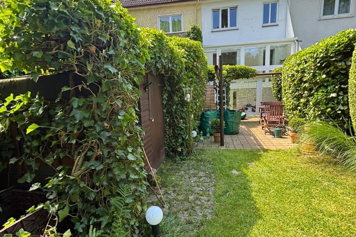 Garten mit Efeu und Gartensack