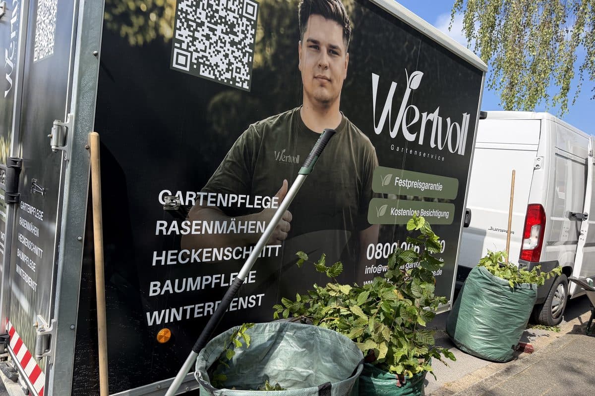 Beschrifteter Anhänger mit Grünschnittsäcken