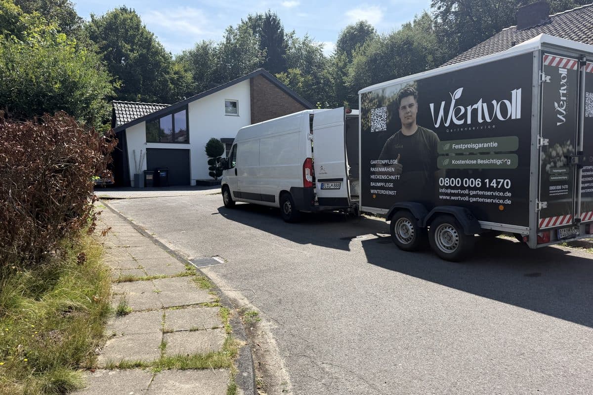 Transporter und Anhänger in der Anfahrt