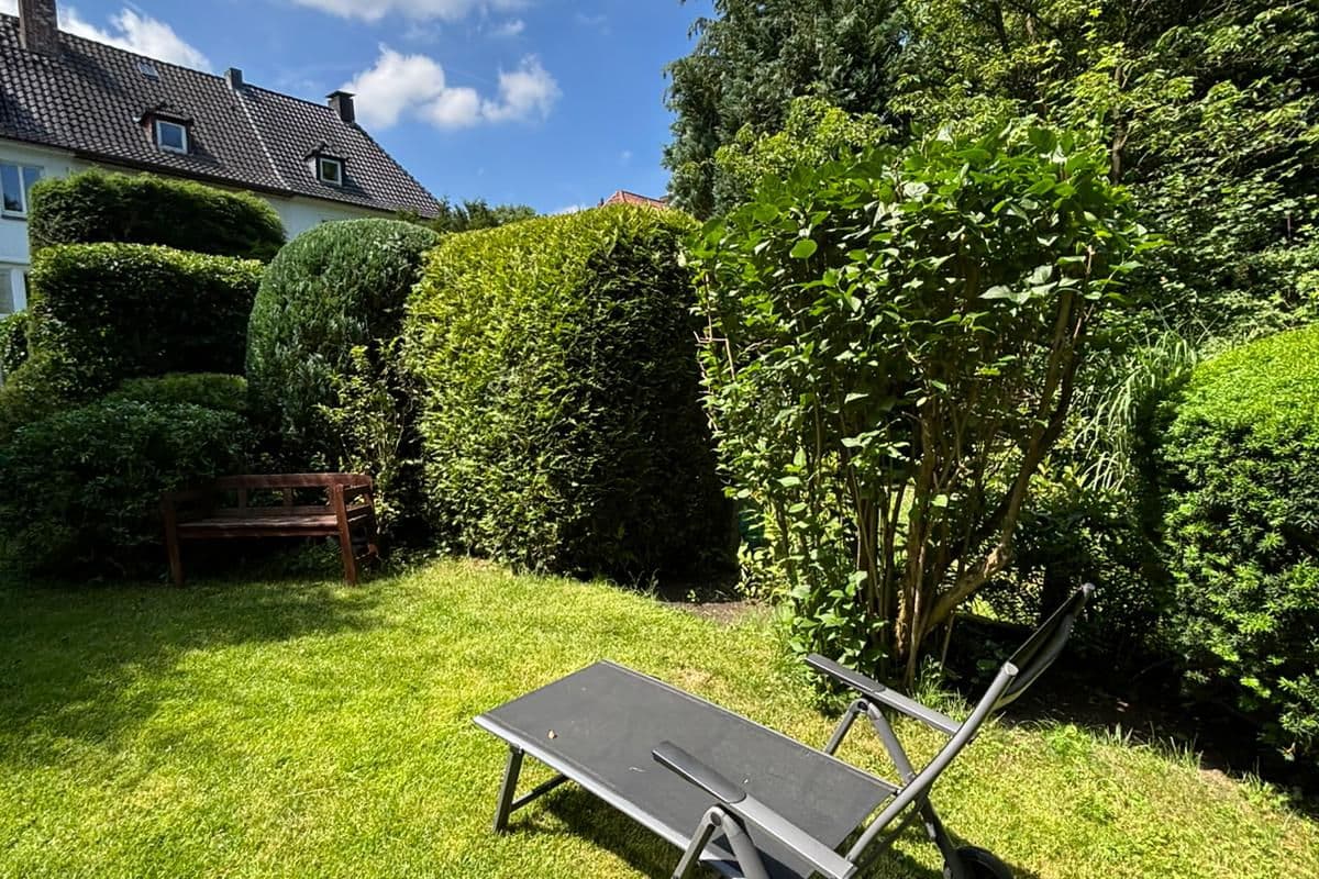 Rasenfläche mit Sitzplatz