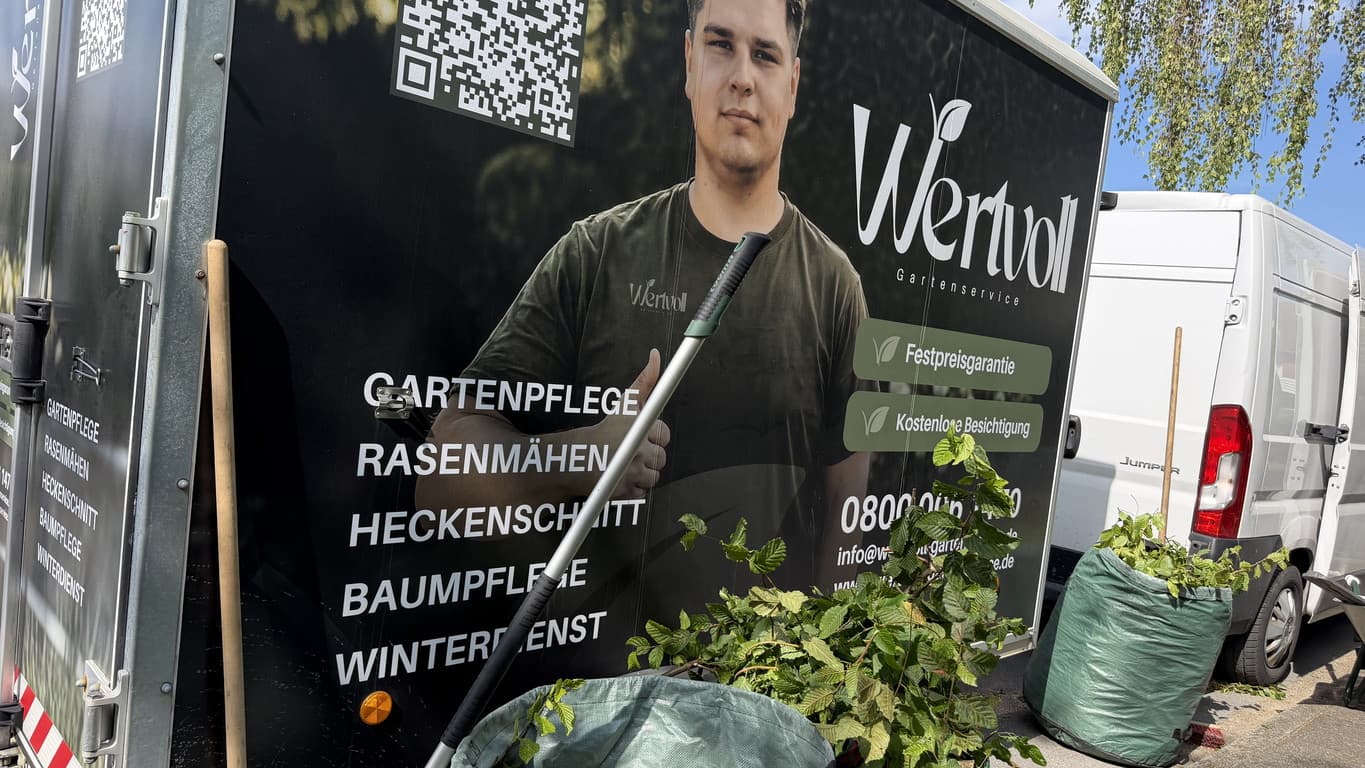 Laubentsorgung Schloß Holte-Stukenbrock - Wertvoll Mitarbeiter sammelt Laub